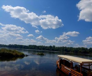 Wisła w Fordonie zaprasza turystów. Można popływać drewnianą łodzią i poczuć tę samą bryzę, co kiedyś flisacy 