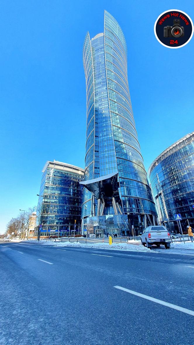 Wieżowiec grozy. Sople spadają z Warsaw Spire