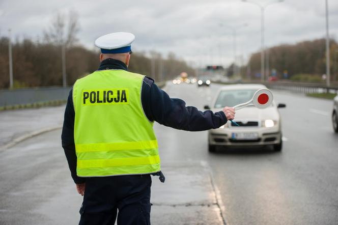 Ostrołęka. Rozbierze czy nie rozbierze? Policja i straż miejska na ul. Majewskiego