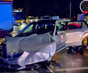 Fatalny wypadek w Warszawie. Bus wywrócił się na drodze, wielu rannych 