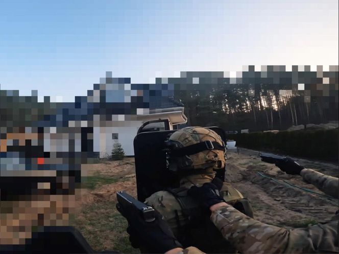 Starnowali bramę samochodem pancernym, obok lądował śmigłowiec z antyterrorystami. Spektakularna akcja policji na Mazowszu