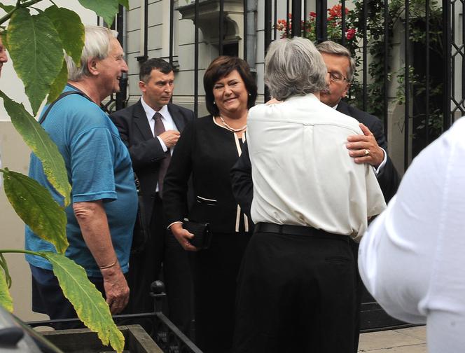 Prezydent Bronisław Komorowski z żoną Anną wychodzą z domu na zaprzysiężenie