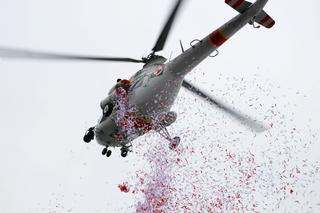 Sypał konfetti na głowę ministra, dostał nagrodę