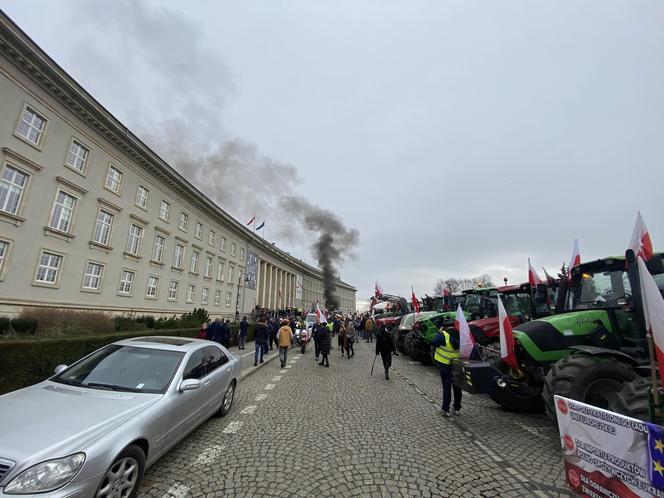 Protest rolników we Wrocławiu. Strajk wymyka się spod kontroli. Urząd Wojewódzki obrzucany jajkami