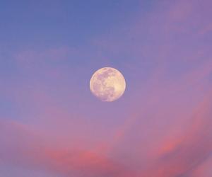 Pełnia Księżyca w kwietniu 2024 ma wyjątkowe znaczenie. Wiemy kiedy na niebie pojawi się Różowy Księżyc!
