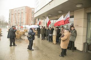 Protesty pod Teatrem Powszechnym