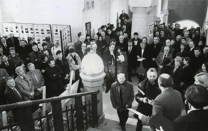 Kraków. Na schodach architekci Witold Zieliński i Wojciech Kozioł odbierają dyplom z rak Jacka Lenarta, przewodniczacego jury krakowskiej edycji