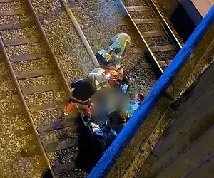 Kobieta spadła na tory kolejowe. Mężczyzna chciał pomóc