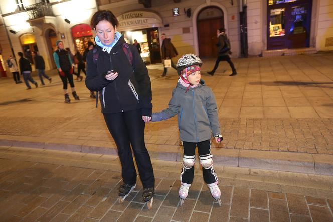 Nightskating. Warszawiacy przejechali stolicę na rolkach [Zdjęcia]