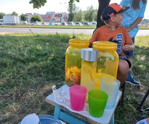 Komu lemoniadę na ochłodę? Sympatyczna akcja dzieci w Lesznie