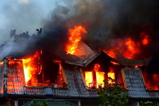 Pożar w Ząbkach zniszczył im życie. Wyszliśmy, jak staliśmy