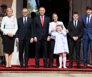 Przejście do Pałacu Prezydenckiego. Pierwsza dama się przebrała 