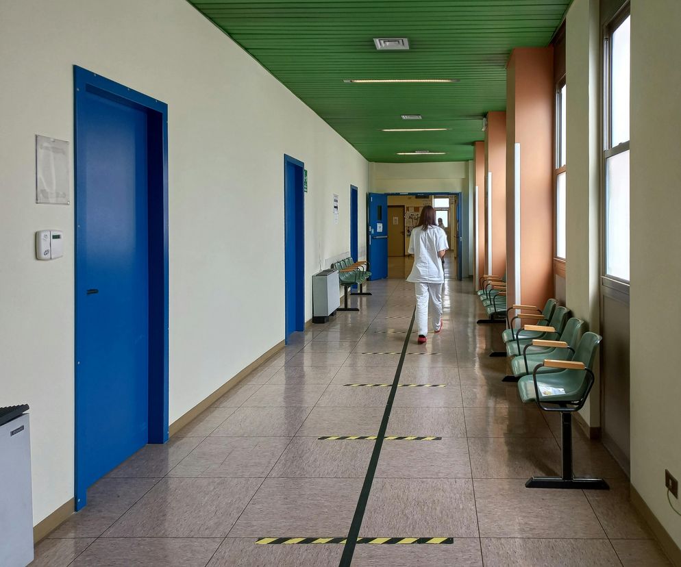 Śmierć kobiety na szpitalnym korytarzu. Prokuratura oskarża pielęgniarkę