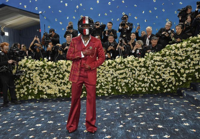 Najgorsze stylizacje na Met Gali 2025. Fotrepian na plecach to dopiero początek