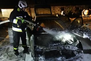 Pożar auta w Druchowie! Do jego ugaszenia potrzebne były aż trzy zastępy straży! [ZDJĘCIA}