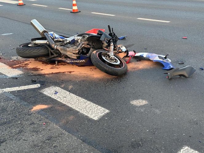 Śmiertelny wypadek na Ursynowie. Morocyklista wjechał w bok osobówki. Nie żyje