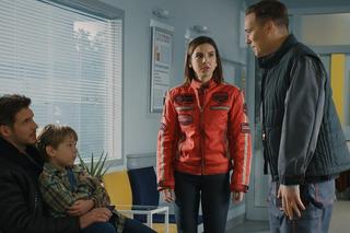 M jak miłość, odcinek 1720. Marcin (Mikołaj Roznerski), Szymek (Staś Szczypiński), Aneta (Ilona Janyst), Olek (Maurycy Popiel)