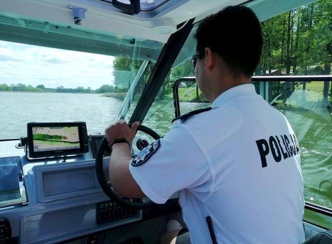 Nawałnica zaskoczyła turystów w łódce na jeziorze Wigry