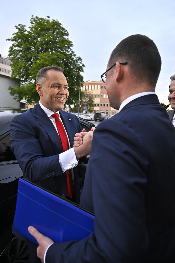 Karol Nawrocki przyjechał do TVP. Symboliczny gest i mocne wsparcie z zaplecza