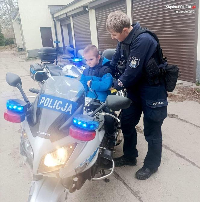 Jastrzębie-Zdrój: Kacperek marzy o byciu policjantem. Na komendzie czuje się jak w domu