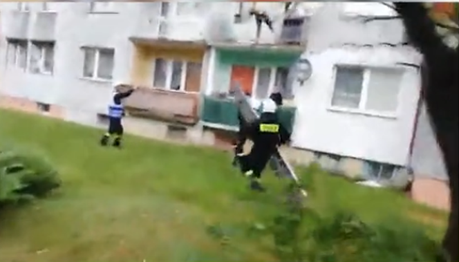 Wysoka: Przyjechał na sygnale do ukochanej. Wszedł na balkon i padł na kolana [WIDEO]