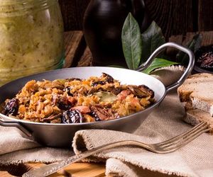 Jak przygotować kapustę na bigos? Płukać czy nie, jak drobno szatkować? [WIDEO]