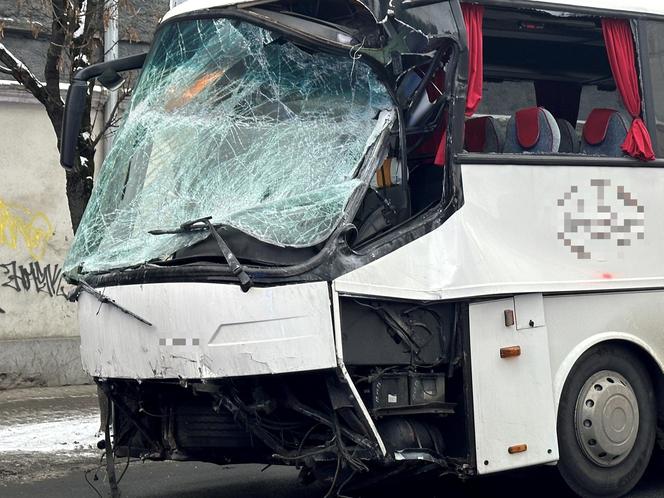 Czołowe zderzenie autokaru i autobusu miejskiego. Kabiny zmiażdżone, kierowcy w szpitalu