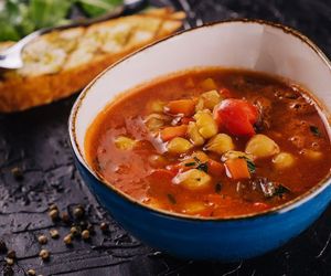 Obniża cukier i pomaga schudnąć. Sycąca zupa z ciecierzycą i wieprzowiną