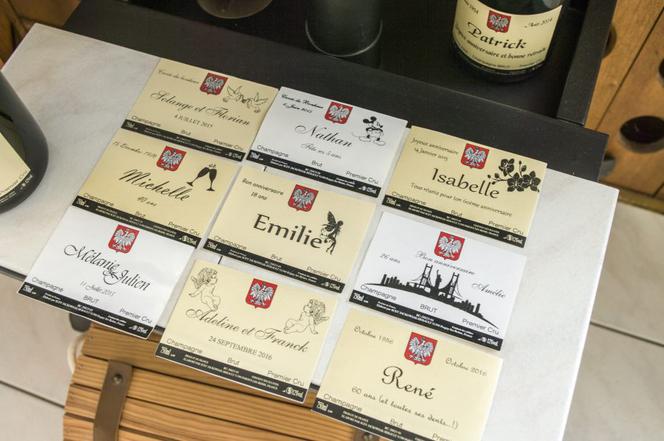 Bąbelki z białym orłem na etykiecie. Maluch wśród gigantów
