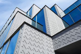 Rzeźbiarski układ kubicznych klocków ułożonych w strukturę kwarcu. Siedziba firmy All Windows w Nysie