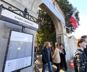 Słoneczna pogoda sprzyjała. 32. Kwesta Na Odnowę Zabytków Starego Cmentarza w Tarnowie