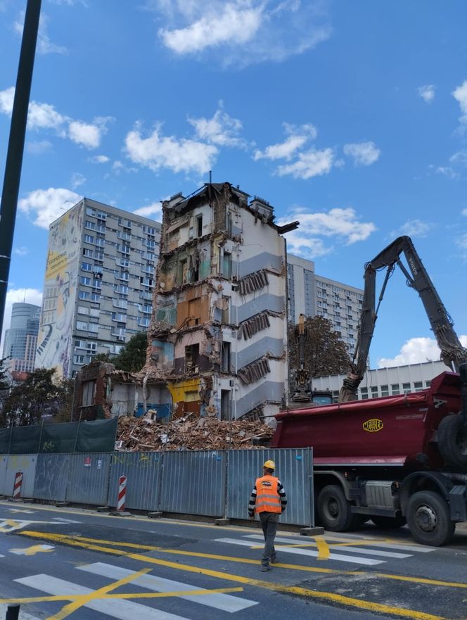 Rozbiórka kamienicy na Woli znanej z filmu Barei