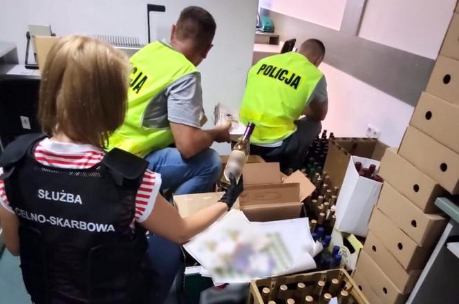 Białystok. 160 litrów nielegalnej substancji zagadkowego pochodzenia w magazynie