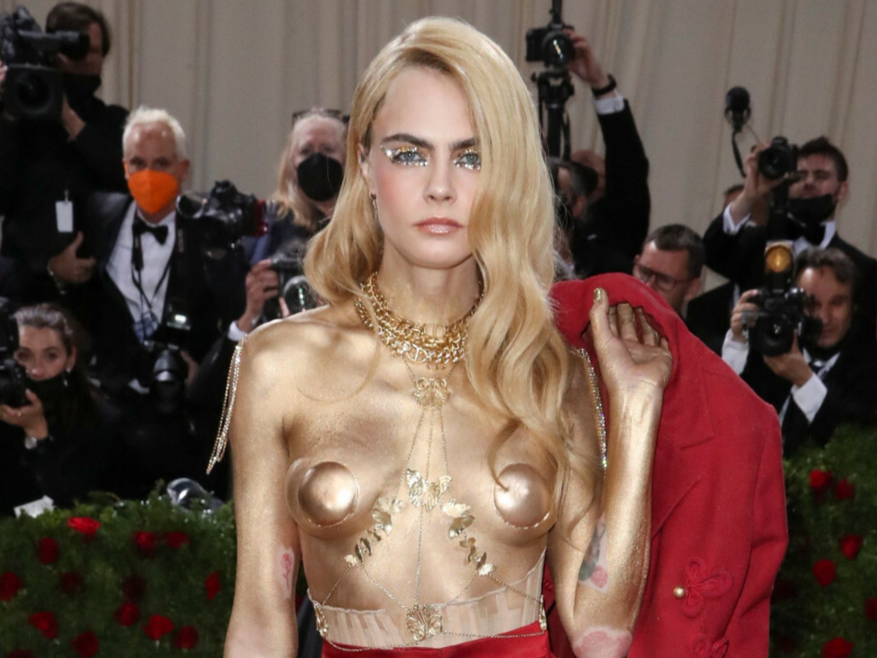Cara Delevingne w niewidzialnej bluzce na gali Met 2022. Trudno oderwać wzrok