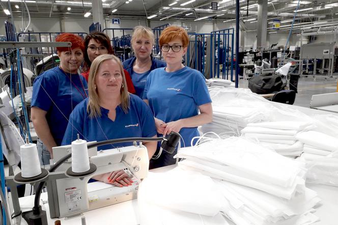 Pracownicy firmy Klippan szyją odzież ochronną