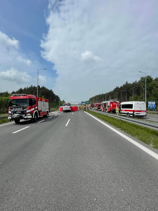 Tragiczny wypadek na S1 w Mierzęcicach. Samochód wjechał w wóz strażacki