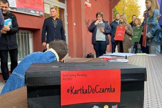Protest nauczycieli w Krakowie. Napisali „kartki do Czarnka” i żądali odwołania kurator Nowak
