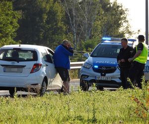 Chciał wjechać pod prąd na S8 pod Warszawą. Wyszedł z auta i prawie zasnął na drodze