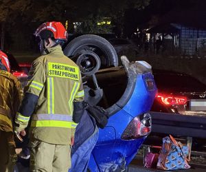 Auto rosyjskiej ambasady dachowało w Warszawie! Odłamki uszkodziły inne pojazdy