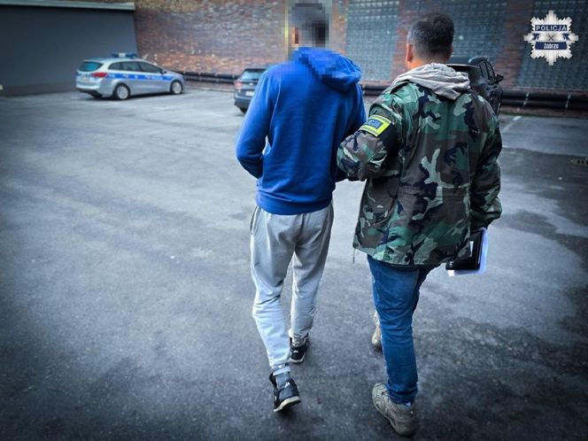 31-latek potrącił policjanta i uciekł. Był ścigany listami gończymi. Łowcy głów znaleźli go w wersalce