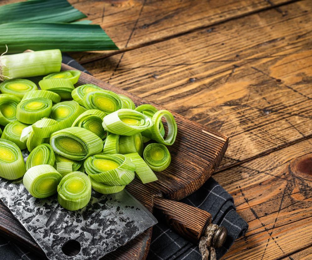 Surówka z pora i ogórka świeżego - przepis na orzeźwiającą surówkę z charakterem