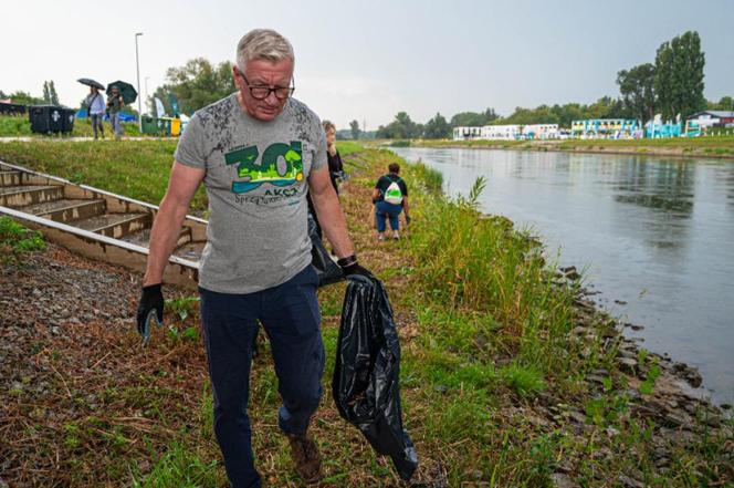 Wspólne sprzątanie terenów Warty