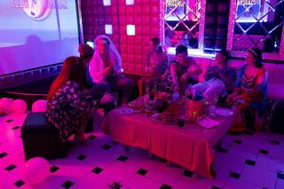 Na dobre i na złe odc. 905: Gloria (Aleksandra Grabowska), Blanka (Pola Gonciarz), Dominika (Paulina Gałązka), Majka (Katarzyna Wuczko), Halinka (Joanna Jarmołowicz), Oliwia (Irmina Liszkowska), Tomasz Jacyno (Antoni Sałaj)