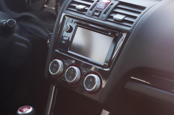 Zbyt głośne słuchanie radia w samochodzie