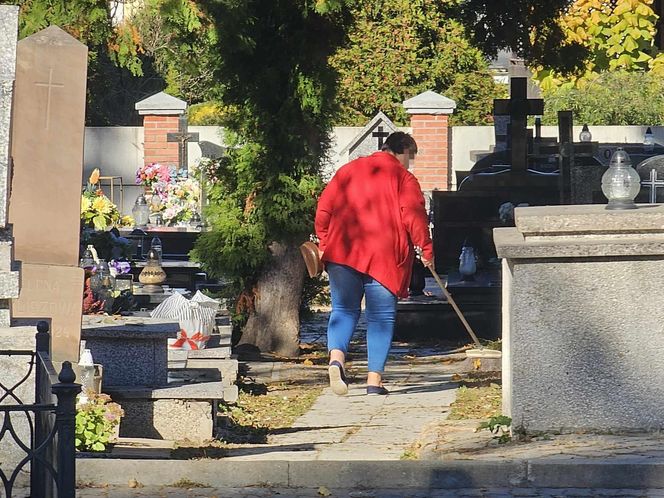 Polacy masowo sprzątają groby przed 1 listopada