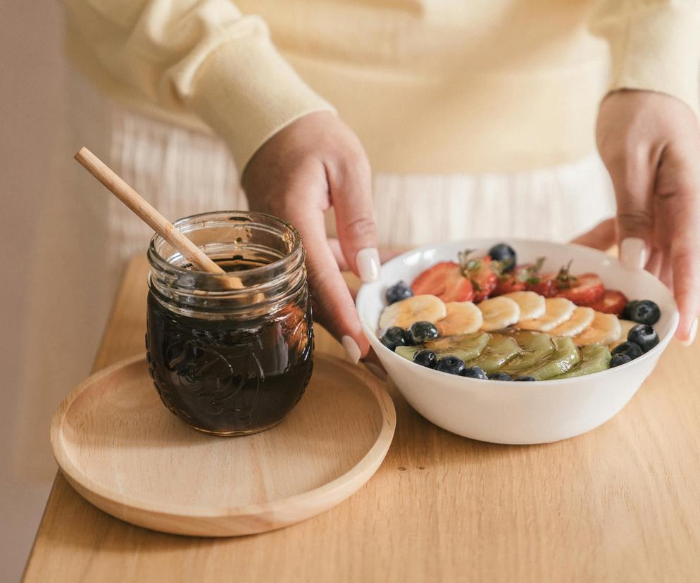 Miód to zdrowy i smaczny dodatek do owsianki 