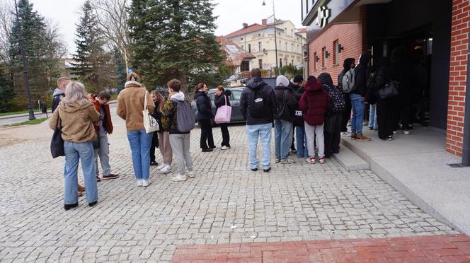 Tłumy na otwarciu kebaba Piri-Piri w Olsztynie. Nie można było się ruszyć, ludzie pchali się jak szaleni [ZDJĘCIA]