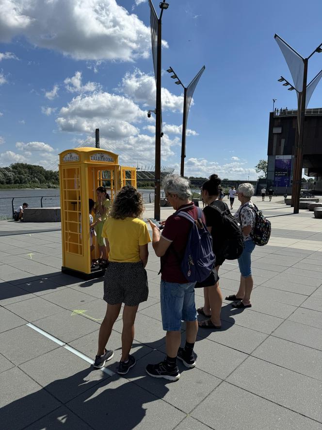 Żółta budka telefoniczna nad Wisłą