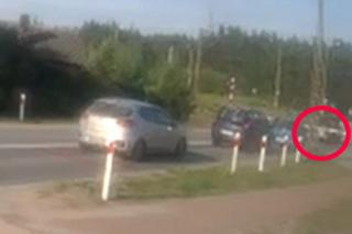 Pijak taranuje rogatki przejazdu kolejowego w Brzezinach. 