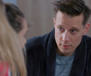 Na Wspólnej odc. 4045. Darek Żbik (Michał Mikołajczak), Kasia (Julia Chatys)